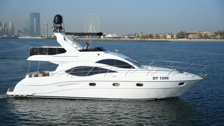 Die Motoryacht Dolphin bietet Eleganz und Komfort und ist ideal für tägliche Yachtvermietungen in Dubai.