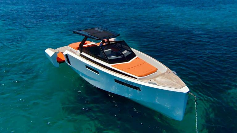 Die Motoryacht Aurora vor Ibiza eignet sich perfekt für eine tägliche Yachtmiete.