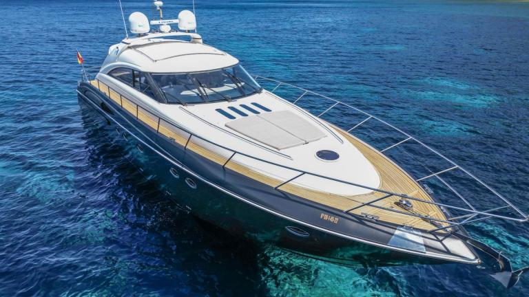 Eine Motoryachtcharter in Ibiza, Spanien, bietet Ihnen einen unvergesslichen Tag auf dem kristallklaren Mittelmeer.