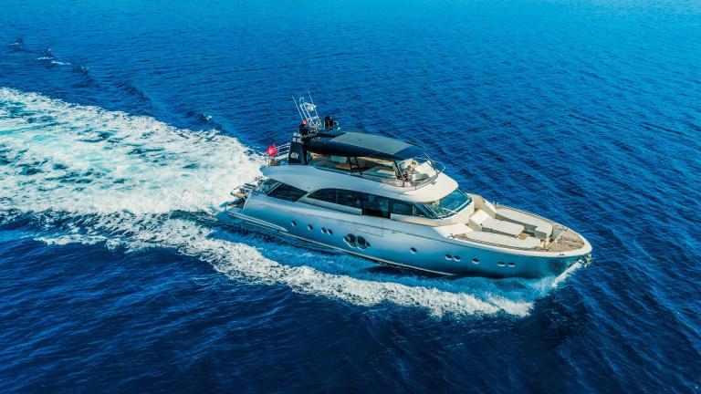 Die stilvolle Giorgio Monte Carlo 86 kreuzt vor der Küste von Portonovi.