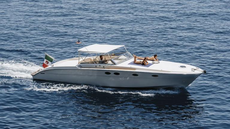 Die Motoryacht Gj ist perfekt, um die Sonne zu genießen, während sie entlang der Amalfiküste fährt. Ideal für Tageschart