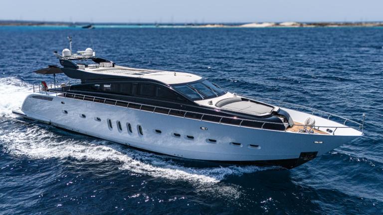 Die Motoryacht La Romana beeindruckt mit ihrem eleganten Design, während sie sich schnell über das offene Meer bewegt.