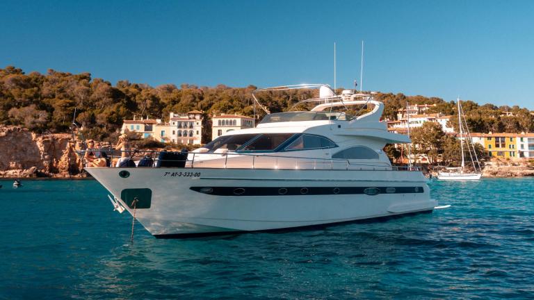 Mallorca yat kiralama için Lady Elbaum lüks ve konforlu bir seçenek sunuyor.