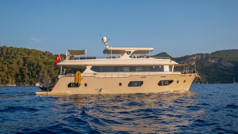 Fethiye'deki lüks trawler Lycian Dream, açık denizde seyir halinde ve konforlu bir tatil sunuyor.