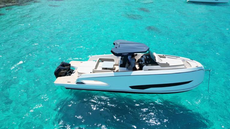 Mallorca motoryat kiralama fırsatlarında Origami yatı berrak suların keyfini sunuyor.