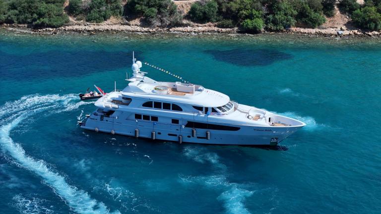 Die Motoryacht Princess Melda bietet einen eleganten Blick auf das blaue Meer.