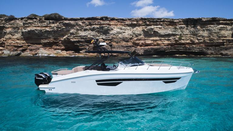 Ibiza kıyılarında duran Santa Cruz adlı günlük motoryatın yan cepheden dış görünümü.