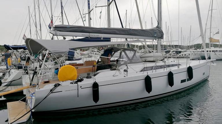 Die Segelyacht Sportski Vuk 44 liegt im Hafen von Kroatien, ideal für einen Segelurlaub.