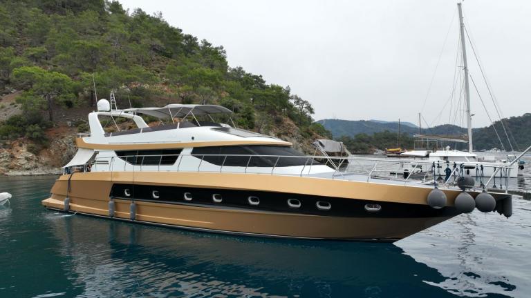 Die Motoryacht Storm, vor Anker in Göcek, beeindruckt mit ihrem luxuriösen Design und modernen Aufbau.