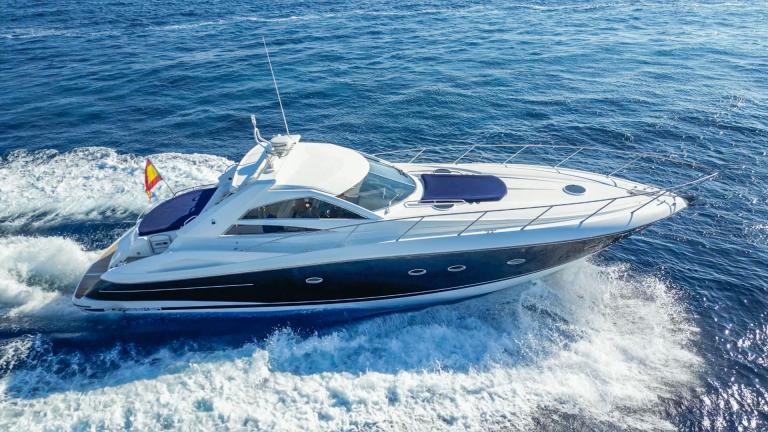 Ibiza açıklarında seyreden Stress motoryatı İspanya günlük yat kiralama seçenekleri arasında öne çıkıyor.