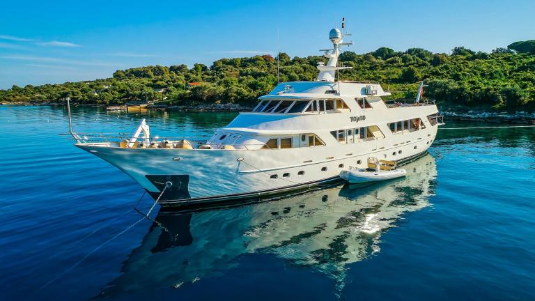 To je To adlı Benetti Classic 115 motoryat Trogir koyunda durgun suda demirli halde.