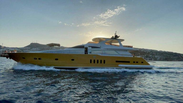 Яхта Vedo B, быстро продвигаясь по воде под вечерним солнцем, привлекает внимание своим элегантным и стильным дизайном.