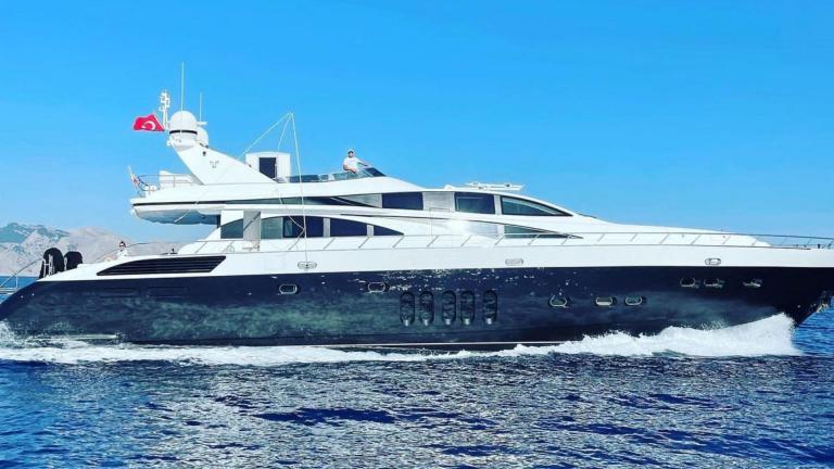 The luxury yacht White Pearl is moving fast at sea.