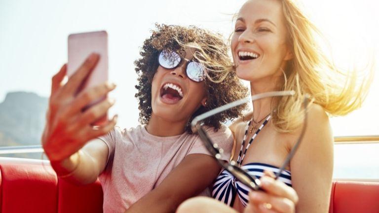 Zwei Frauen amüsieren sich auf Yachtkreuzfahrten und machen gemeinsam Fotos.