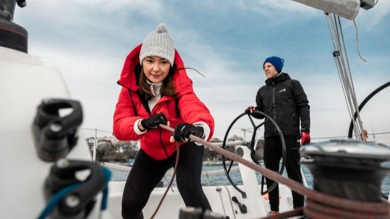 Ein Paar bereitet sich darauf vor, in den Wintermonaten mit der Yacht zu segeln