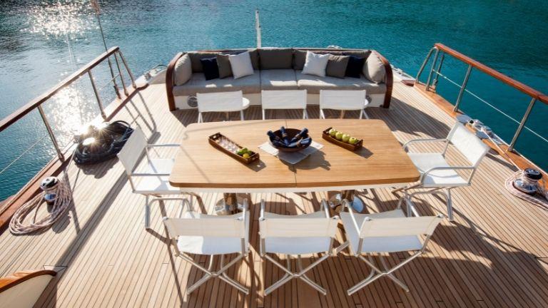 Принадлежности и мебель для лодочных яхт стоят на палубе роскошной яхты.