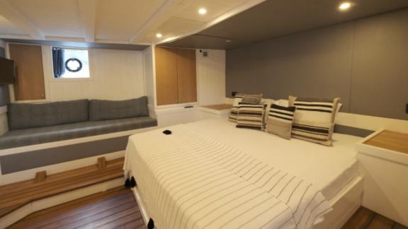 Spacious cabin with king size bed, sofa and window