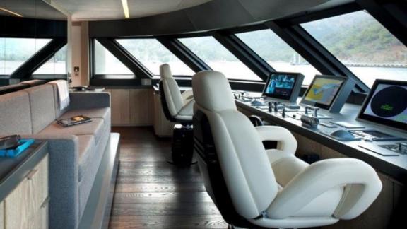 Voll mit Hightech ausgestattetes Steuerbord der Luxus Yacht Orient Star
