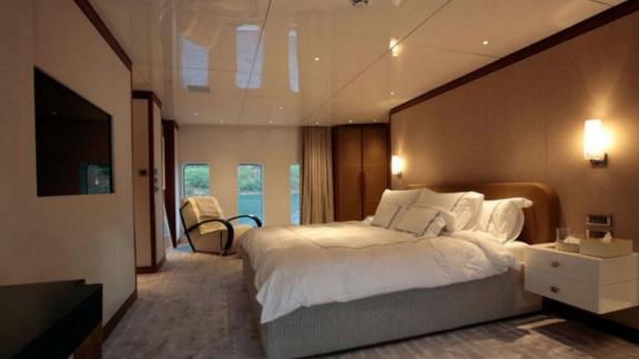 Ein Luxus Schlafzimmer mit Kingsize Bett der Orient Star