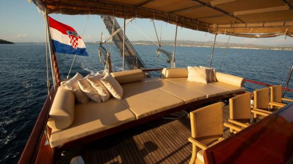 Sonnendeck der Gulet Malena mit Liegeflächen und kroatischer Flagge.