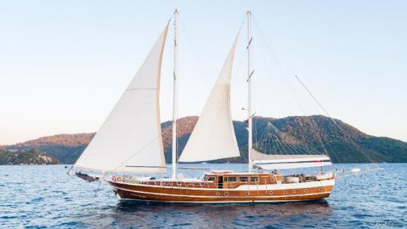 Das Gulet S-Nur Taylan mit 8 Kabinen segelt majestätisch vor der Küste von Marmaris und bietet luxuriösen Komfort und St