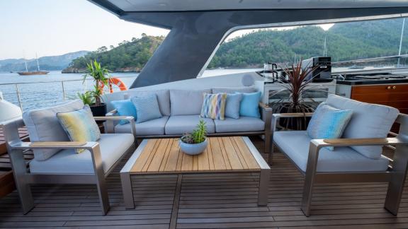 Elegante Sitzgelegenheiten auf dem Deck der 35 Meter langen Motoryacht. Perfekt für gesellige Abende!