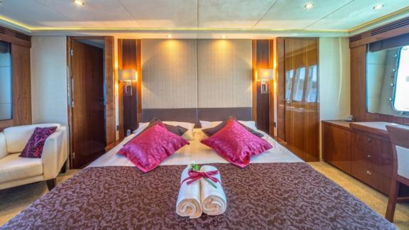 Double cabin with one double bed with pink pillows
