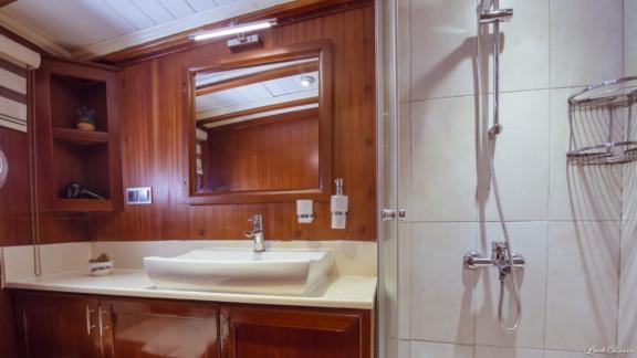 Modernes Badezimmer mit Waschbecken und Dusche an Bord der Gulet Yüce Bey.