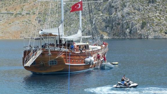 The gulet with 8 cabins is moored in the harbour of Marmaris and offers luxurious cruise experiences.