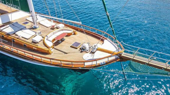 Vorderdeck der Gulet Lady Christa in Bodrum, mit eleganter Holzverkleidung, Sonnenliegen und umgeben von klarem, blauem