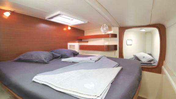 The spacious double cabin on the catamaran Vira Seyyah is modern and comfortable.