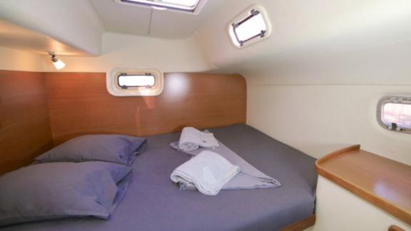 The bright double cabin on the catamaran Vira Seyyah is surrounded by windows.