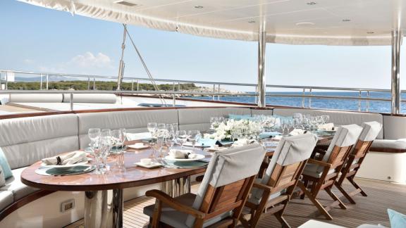 Eleganter Essbereich auf der Meira Segelyacht mit Blick auf das Meer und luxuriöser Einrichtung.