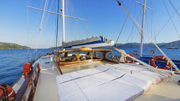 luxuriöse Entspannung an Bord der Gulet A Candan vor der atemberaubenden Küste von Marmaris.