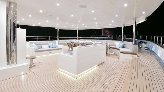 Stimmungsvolles Nachtdeck der Meira Segelyacht mit stilvoller Beleuchtung und luxuriösen Sitzmöglichkeiten.