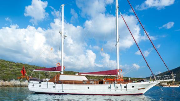 Charter the elegant Gulet Primadonna in Bodrum for up to 6 guests and enjoy the Turkish coastline.