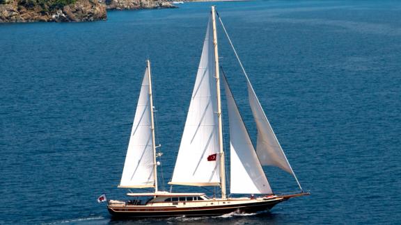 The elegant gulet sails majestically through the blue sea, ideal for dreamy sailing adventures.