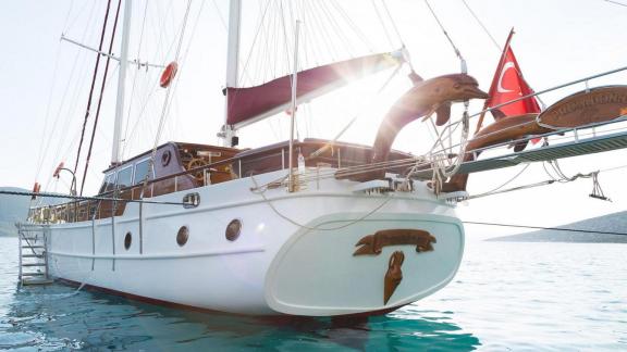 Experience luxury on the Gulet Primadonna with a Turkish flag, perfect for unforgettable moments.