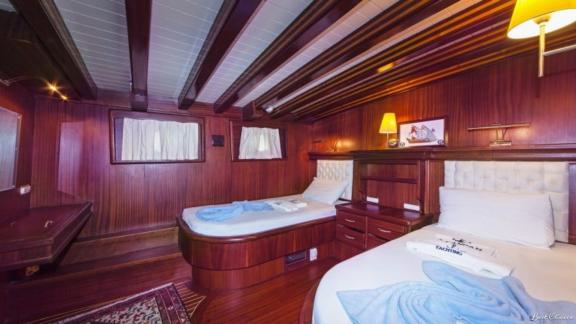 Die Doppelkabine der Gulet A Candan bietet luxuriösen Komfort und Eleganz für Ihre Segelreise ab Marmaris.