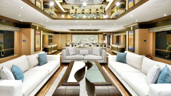 Stilvoller und geräumiger Salon der Meira Segelyacht mit eleganter Einrichtung und luxuriösen Details.