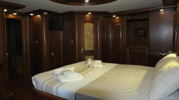 Dieses Gulet mit 8 Kabinen im Hafen von Marmaris bietet luxuriöse Kabinen mit elegantem Holzinterieur und komfortablen B