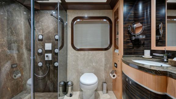 Elegantes Badezimmer auf der Meira Segelyacht mit Glasdusche und hochwertigen Armaturen.