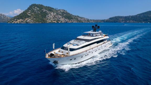 Die 35 Meter lange Motoryacht kreuzt durch die malerischen Gewässer von Göcek, Türkei. Abenteuer wartet!