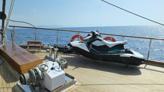 Gulette su ekipmanı. Bir jet ski görebilirsiniz