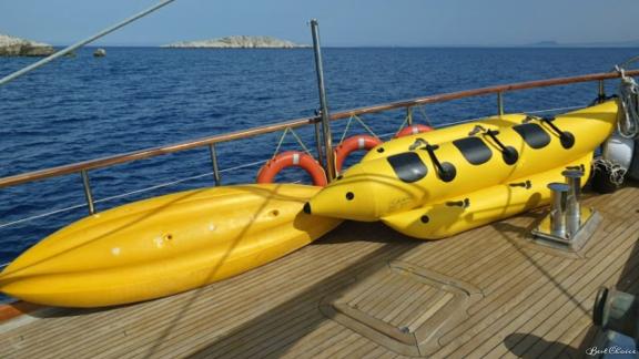 Wasserspaß auf der Gulet. Sie können die aufblasbare Wasserbanane auf dem Deck sehen