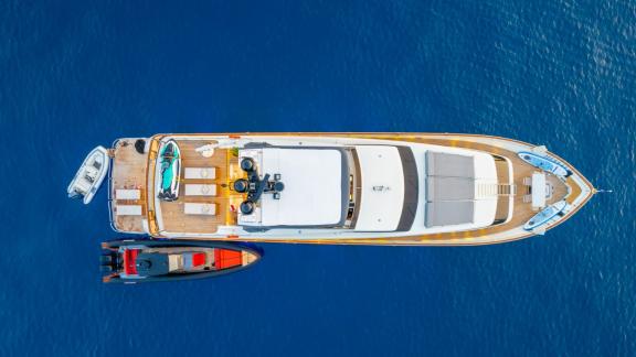 35 Meter lange Motoryacht aus der Luft betrachtet, zeigt Deck und Beiboote. Luxus und Stil auf dem Wasser!