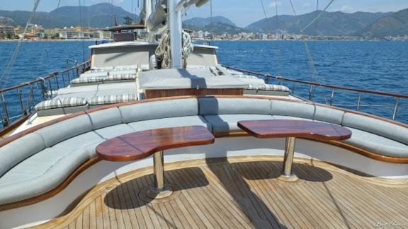 The gulet with 8 cabins is located in the harbour of Marmaris and offers a spacious deck for relaxed stays.