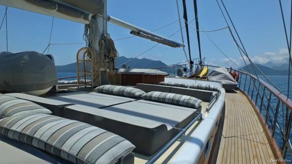 The gulet with 8 cabins is located in the harbour of Marmaris and offers comfortable sun loungers for relaxing hours on 