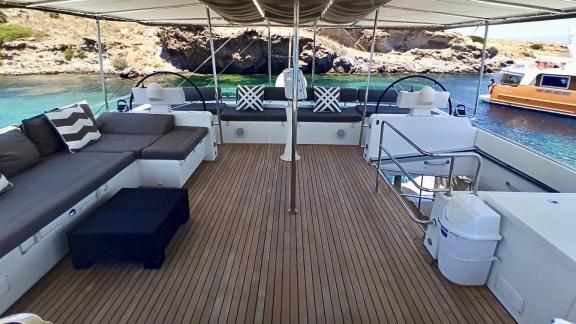 Lagoon 620 Katamaran'ın geniş flybridge'i, rahat oturma alanları ve deniz manzarası sunuyor.