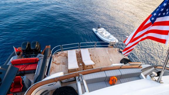 Genießen Sie die Sonne auf dem geräumigen Deck der 35 Meter langen Motoryacht. Komfort und Entspannung pur!